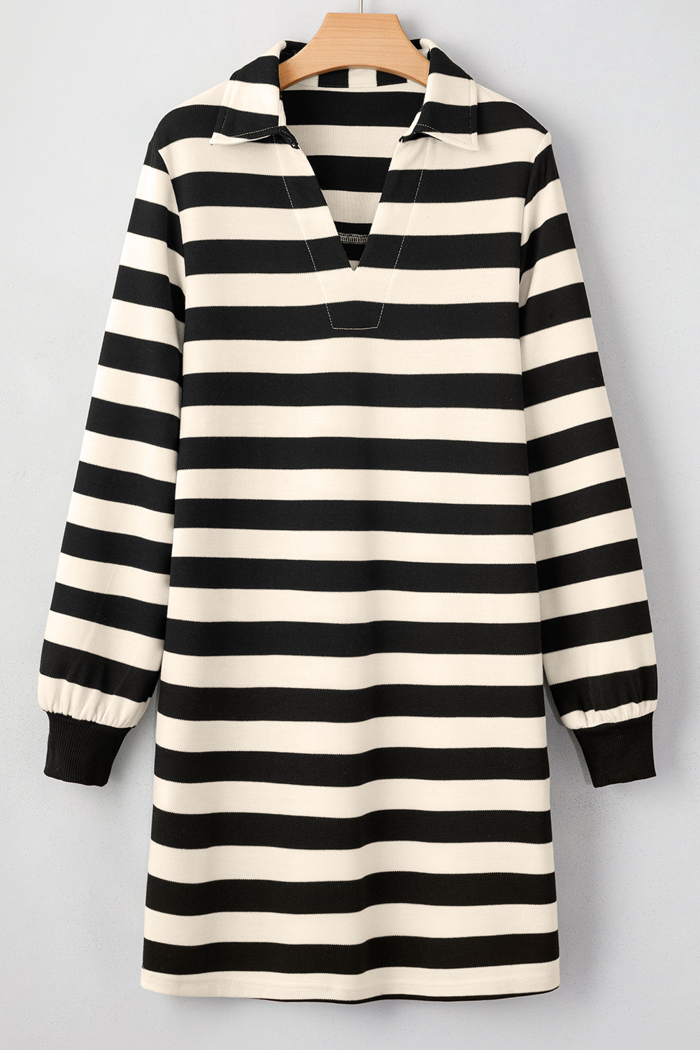 Robe décontractée ample à col en V et manches longues à rayures noires