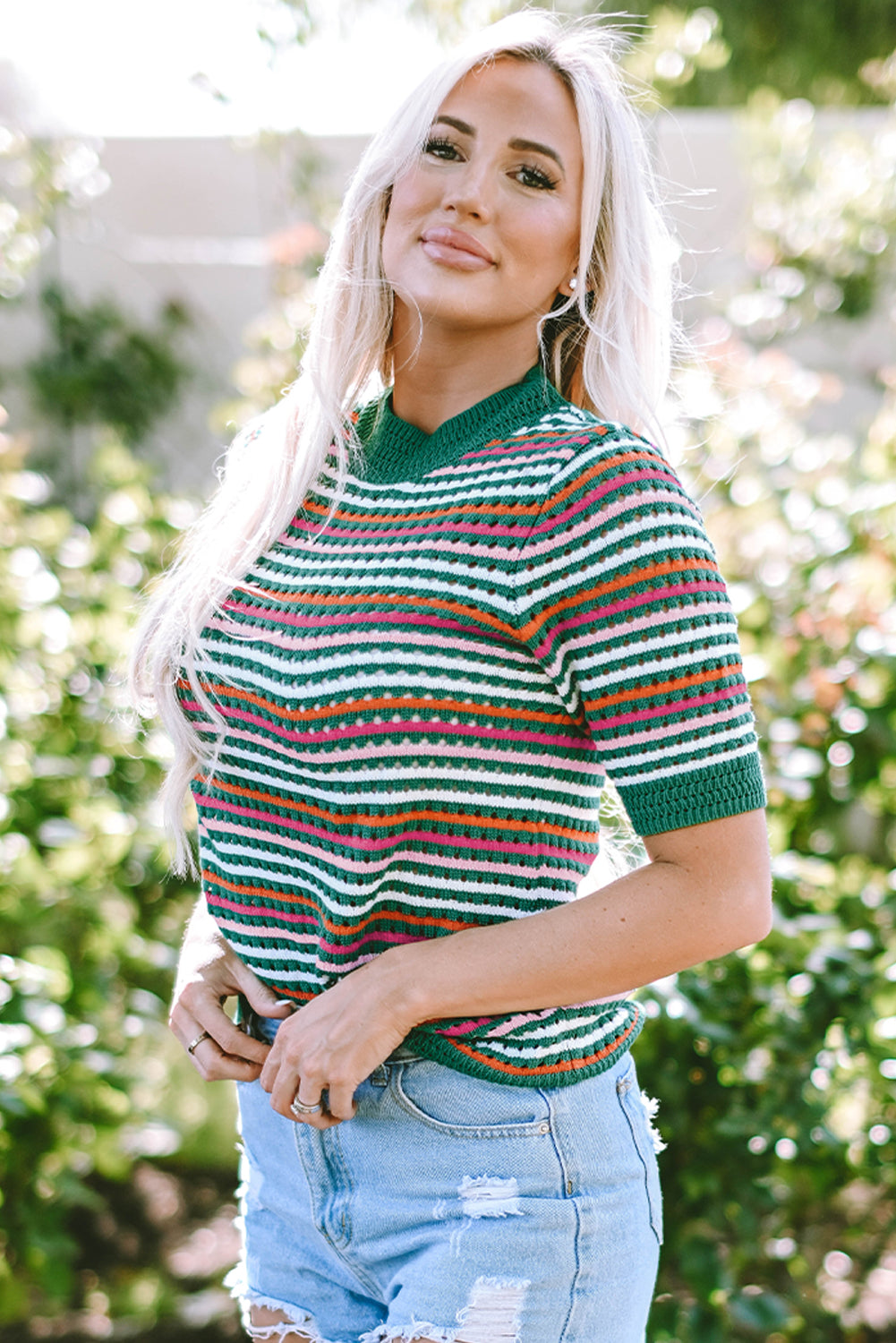 Camiseta tejida con patrón de rayas de color verde oscuro y borde contrastante