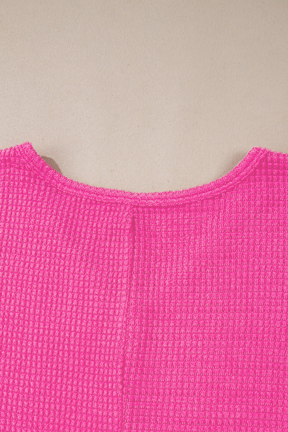 Haut ample à col en V et fentes latérales en tricot *