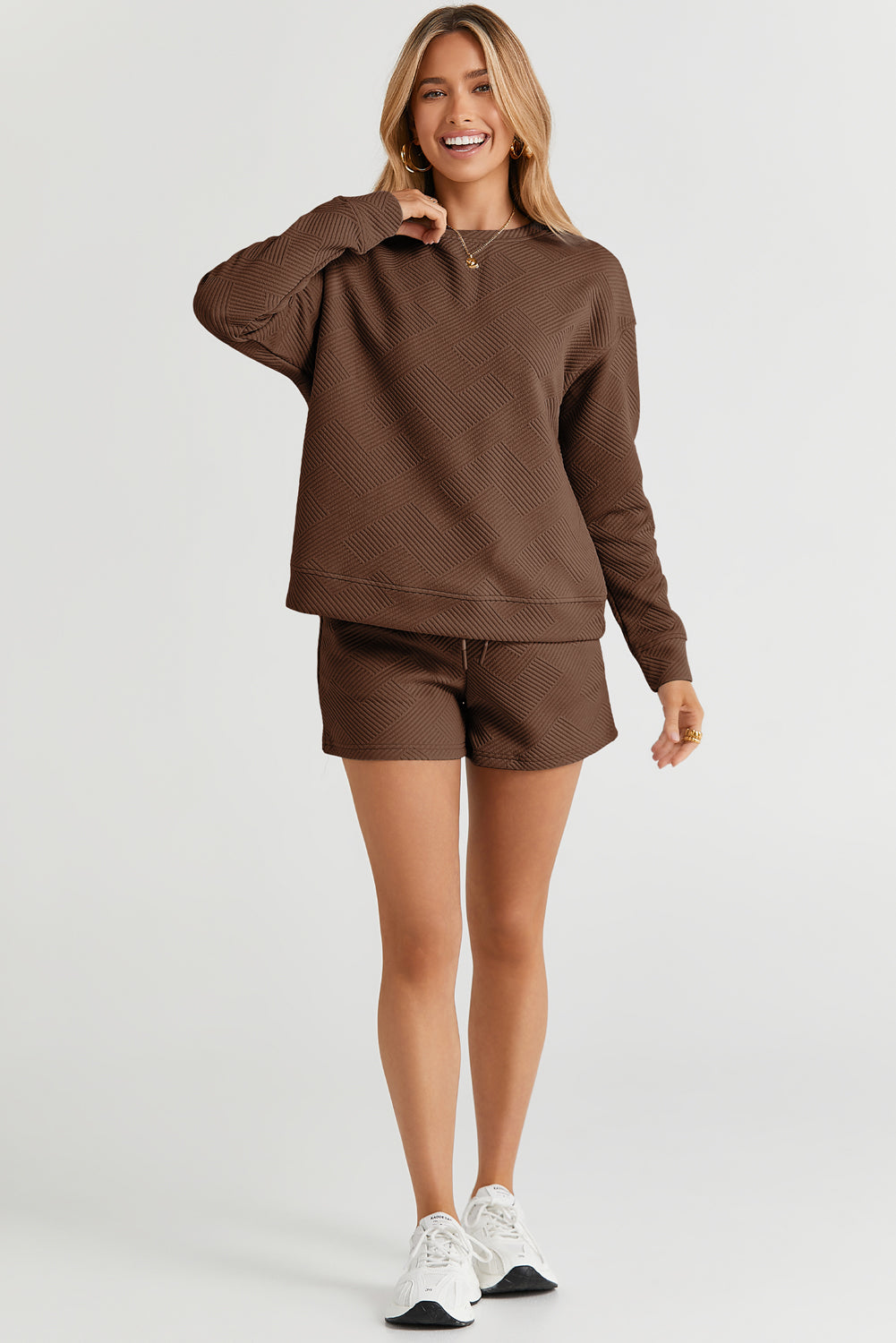 Ensemble haut texturé marron à manches longues et short à cordon de serrage