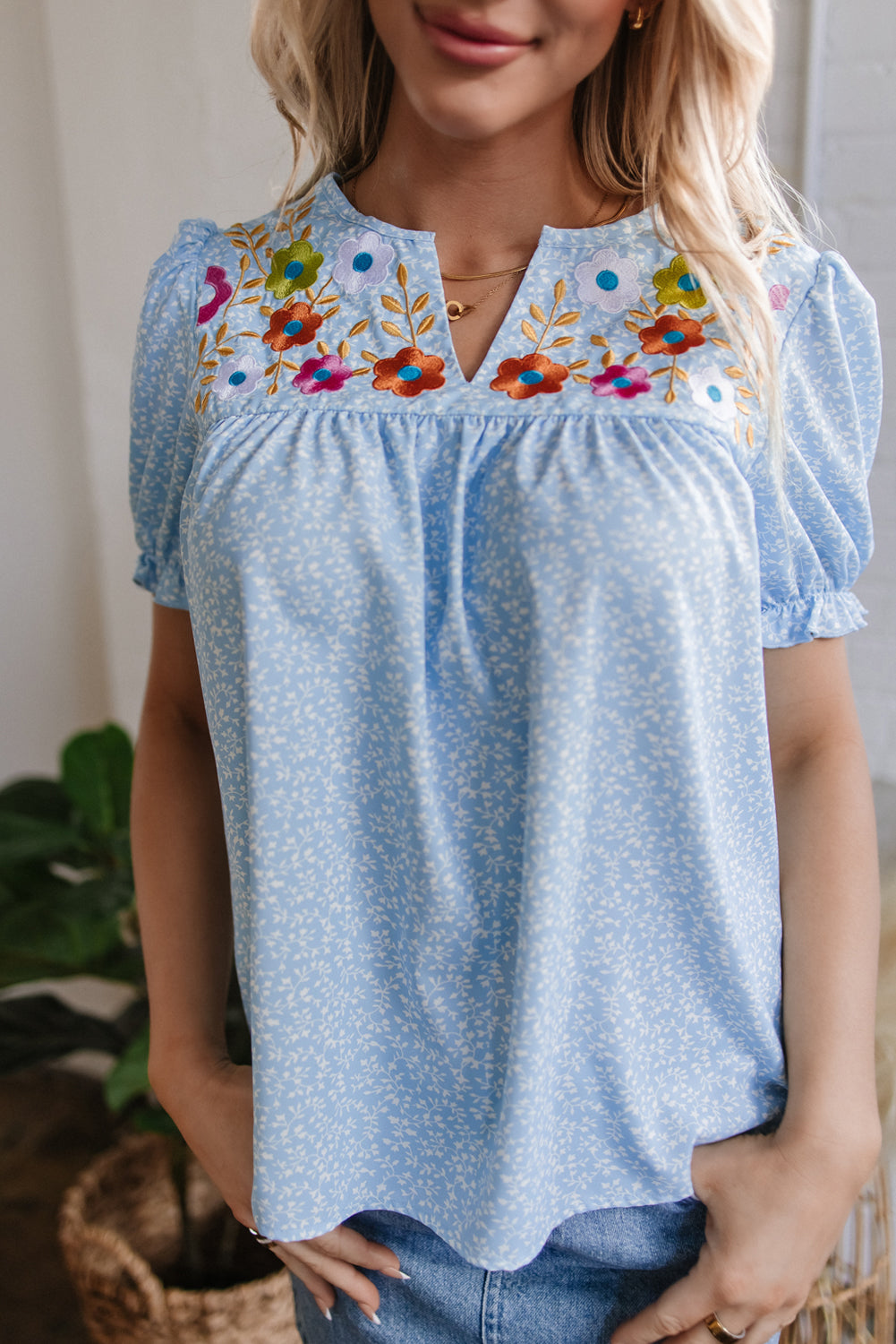 Blouse bleu ciel cranté-A WOMAN WE LOVE