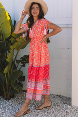 Robe longue taille empire à imprimé floral rouge avec manches nouées et pompons