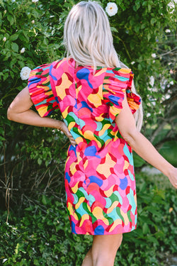 Vestido de rosa roja con estampado abstracto y mangas de volantes