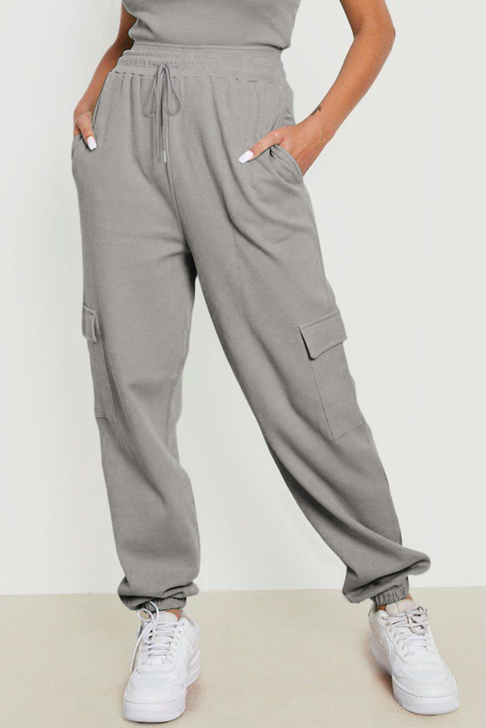 Pantalon de jogging gris à poche cargo et texture gaufrée