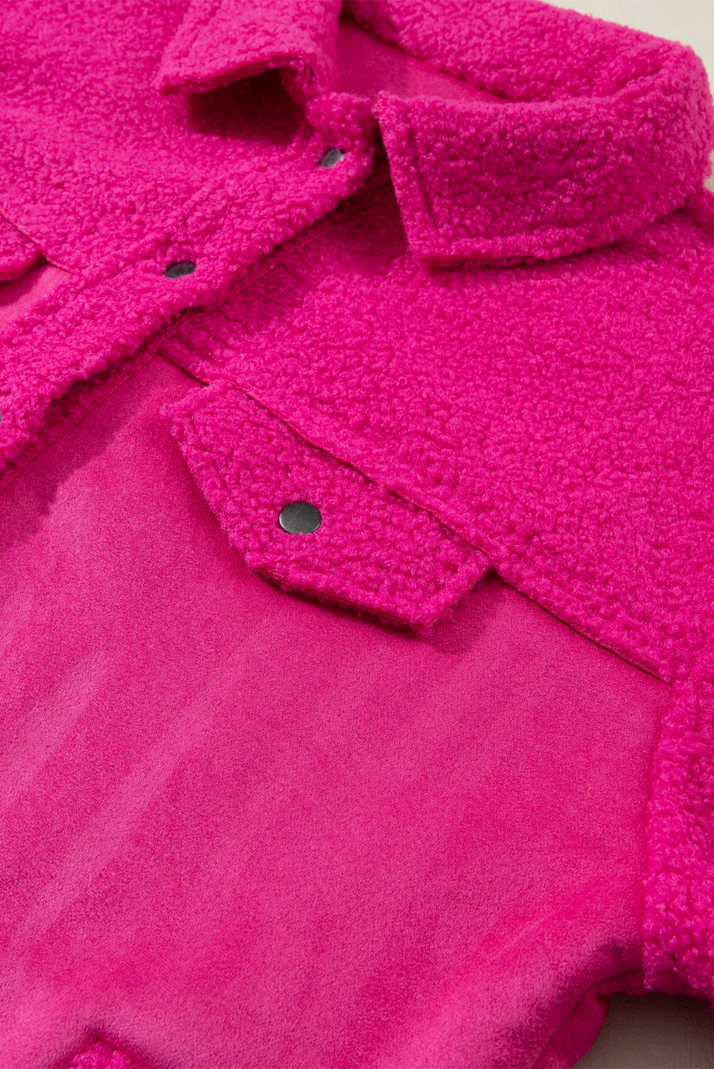 Shacket abbottonate per patchwork in sherpa in cambio rosa brillante