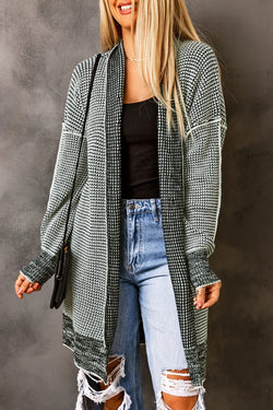 Cardigan long tricoté à carreaux gris ouvert sur le devant