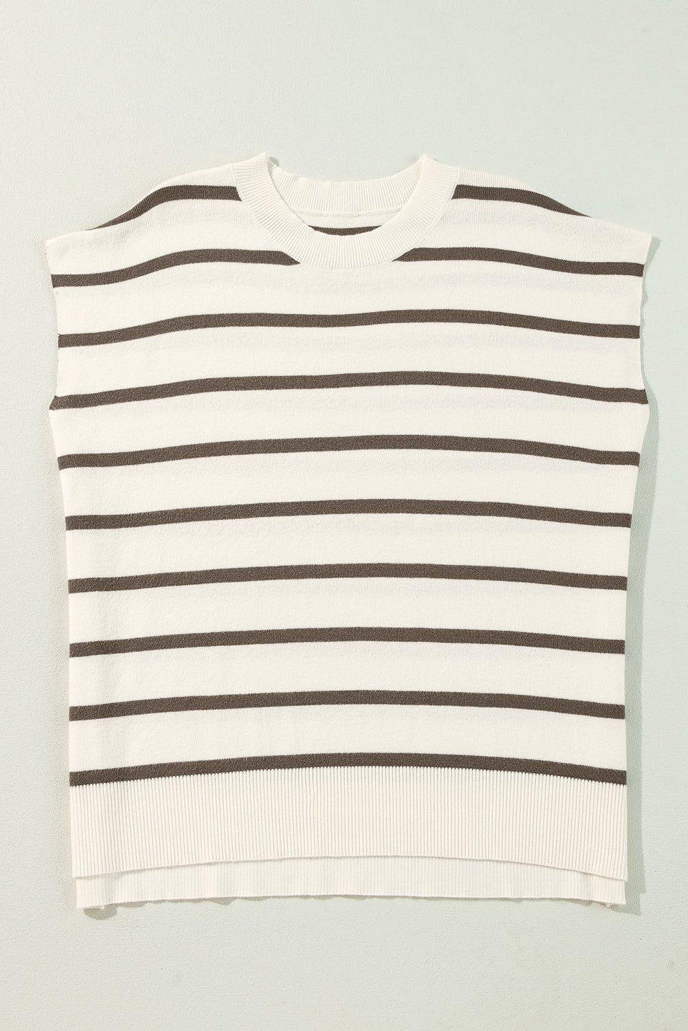 Camiseta con mangas cortas y collar redondo marrón con rayas y hendiduras laterales