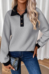 Sudadera gris texturizada gris claro en el bloque de color de los bordes y collar abotonado