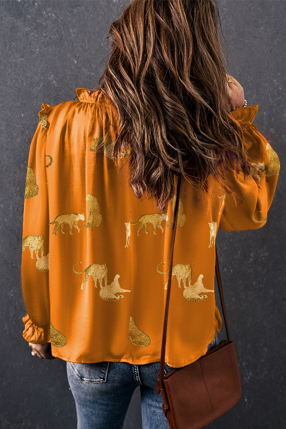 Blouse orange à manches volantées et imprimé guépard