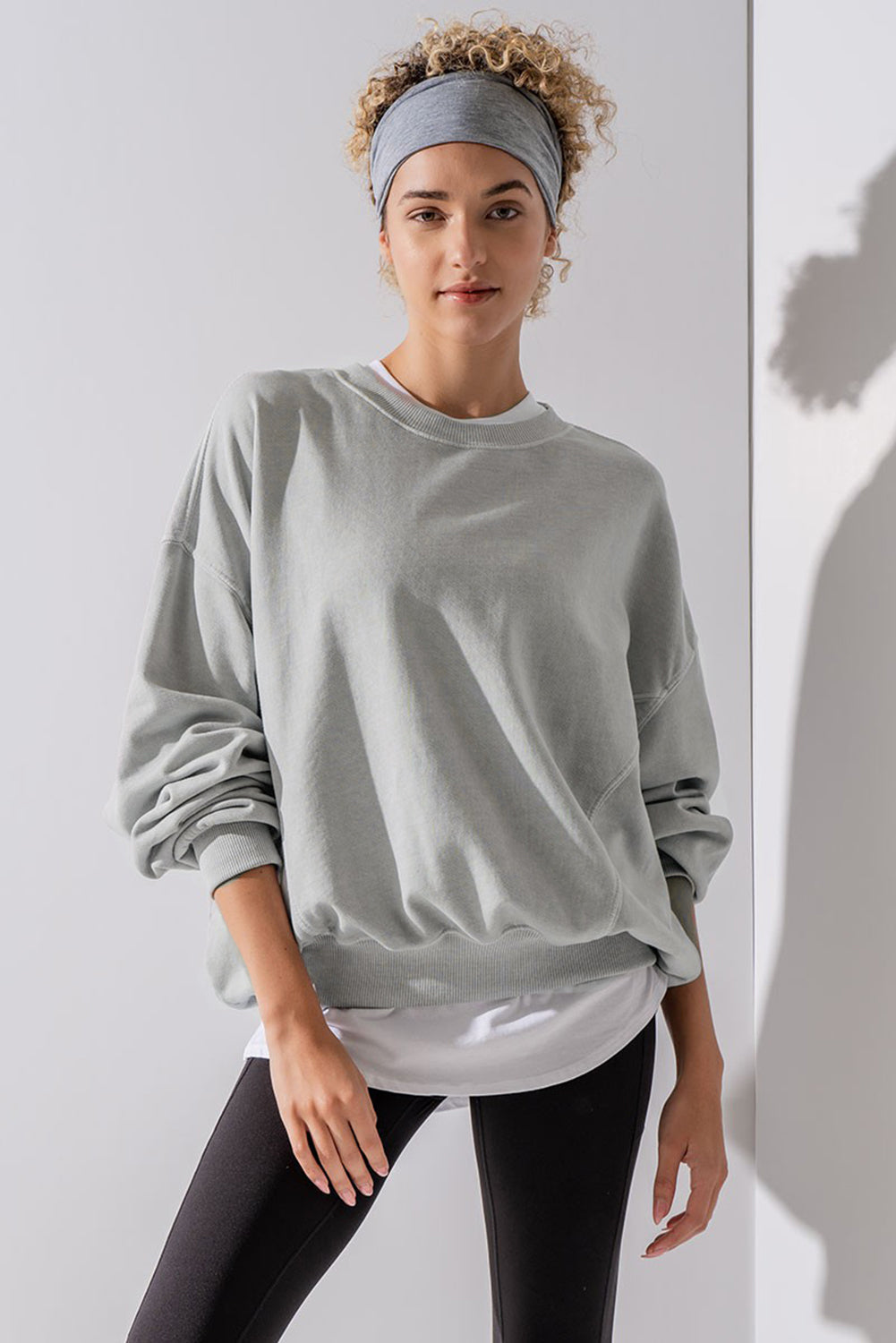 Sudadera gris con costuras expuestas, manijas de murciélagos y hombros caídos