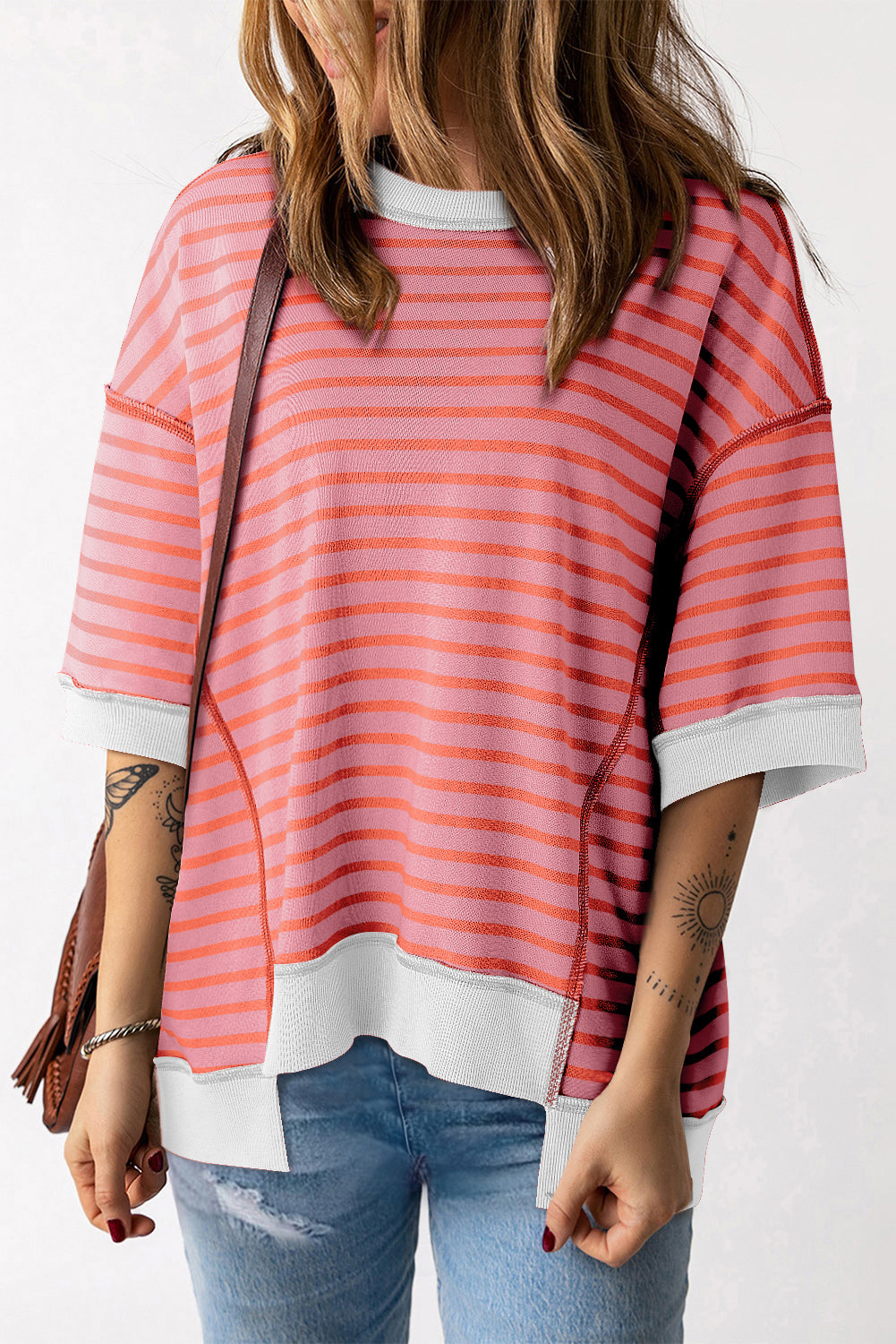 Camiseta multicolor fea con borde contrastante y costuras aparentes