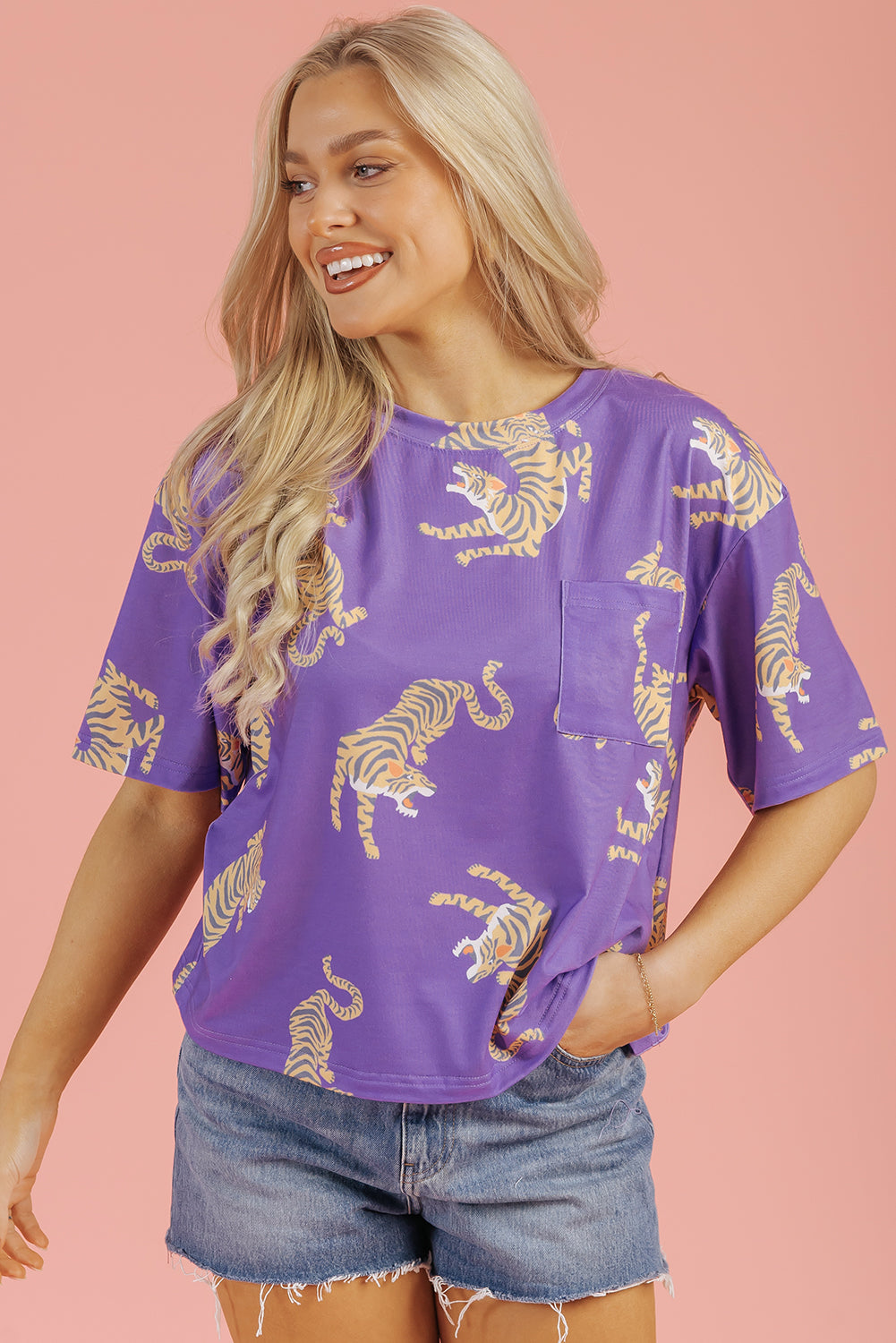 T-shirt ample violet avec poche plaquée et imprimé tigre