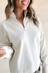 Sudadera blanca con cuello con cremallera y hombros caídos