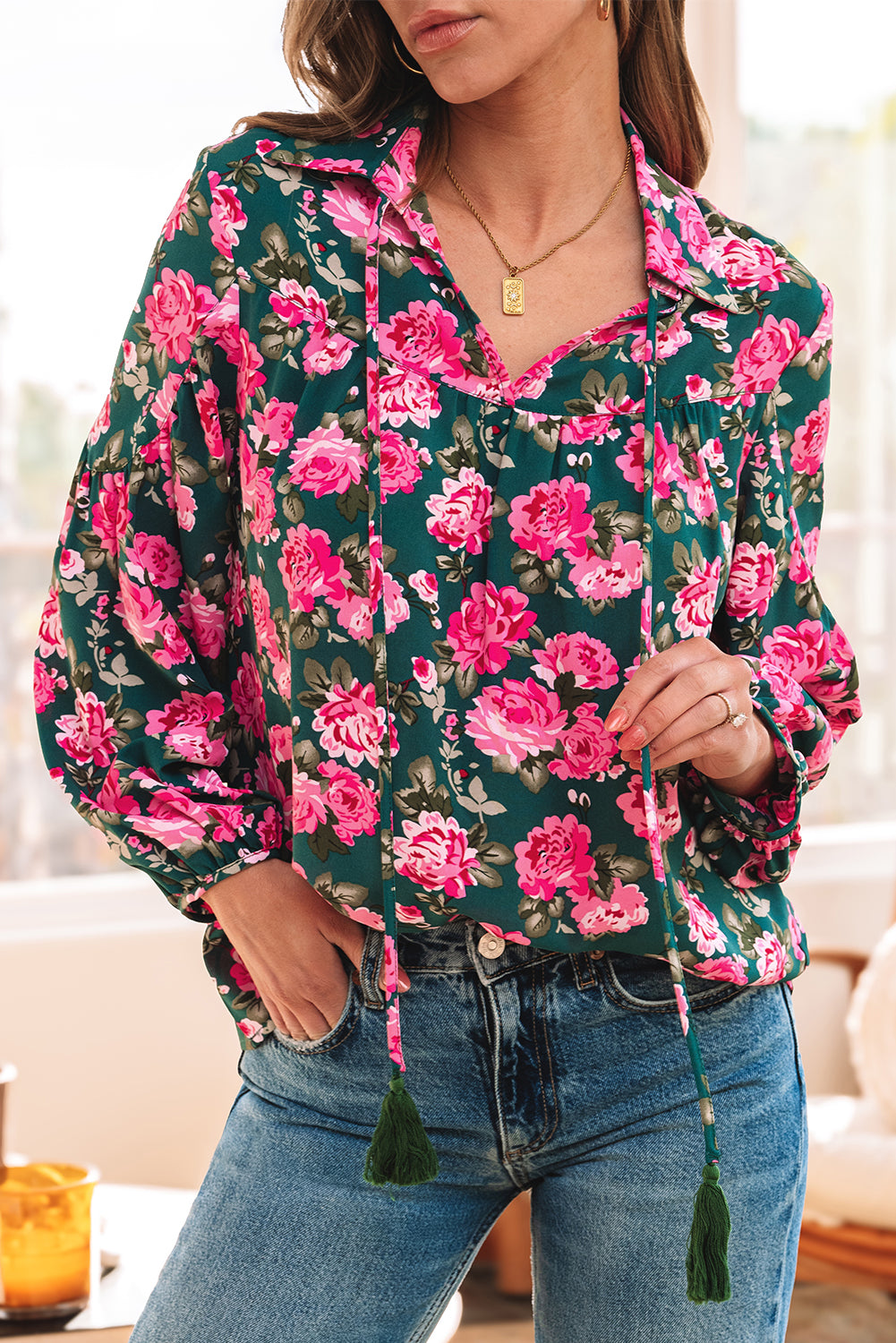Green blouse with puffy sleeves and tied collar with floral print *