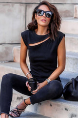 Camiseta negra con manejo de barras y recortes
