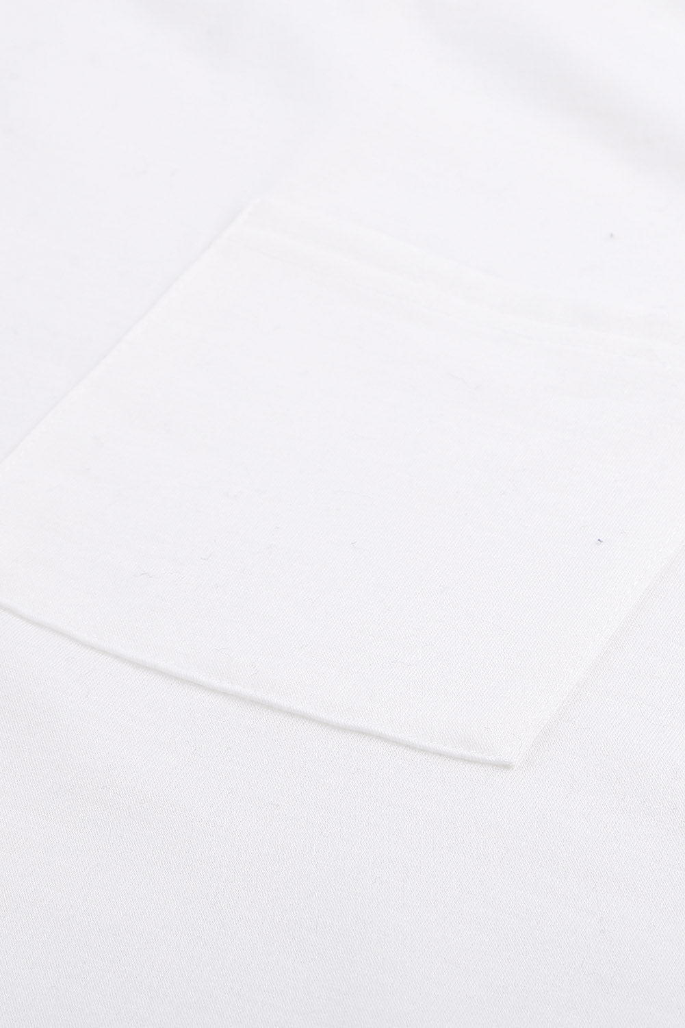 Camiseta blanca con bolsillos con hendiduras laterales