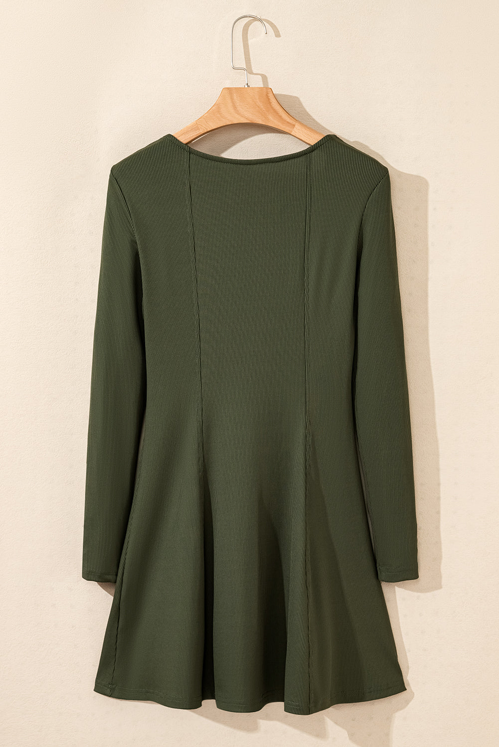 Mini-robe en tricot côtelé vert guacamole, col carré, boutonnée, manches longues