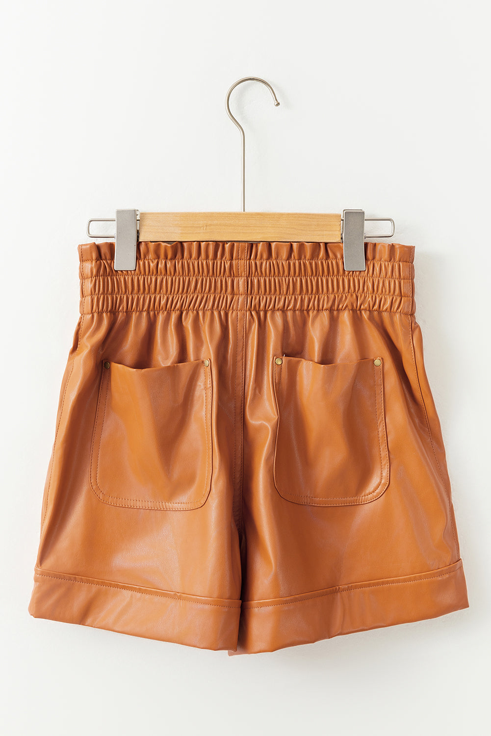 Short taille haute en similicuir marron à poches plaquées