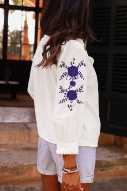 Camisa blanca con pulsera manga bordada con flores *