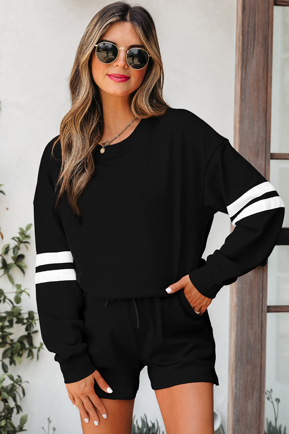 Ensemble sweat-shirt et short noir à manches rayées et épaules tombantes