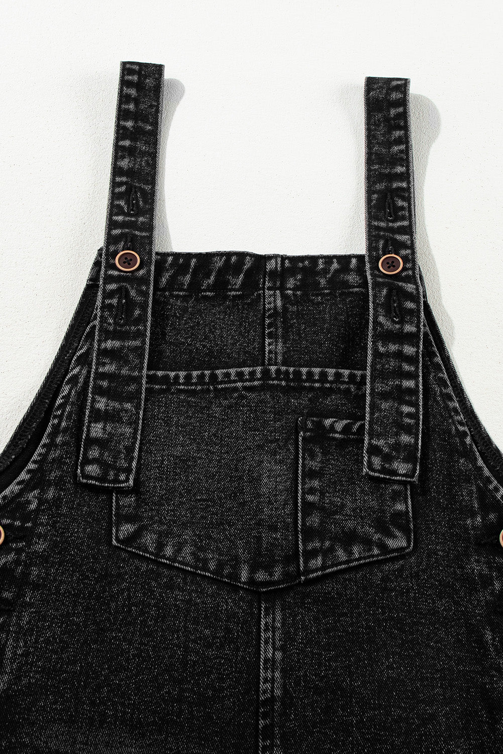 Salopette en jean noir effet vieilli avec poche à bavette et jambe large