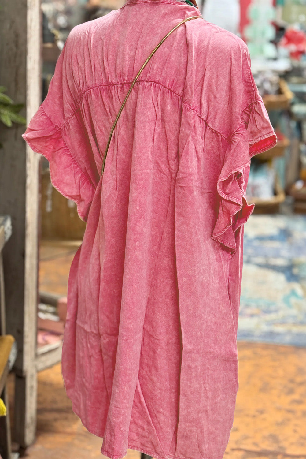 Mini robe de jean boutonnée à manches courtes à volants roses