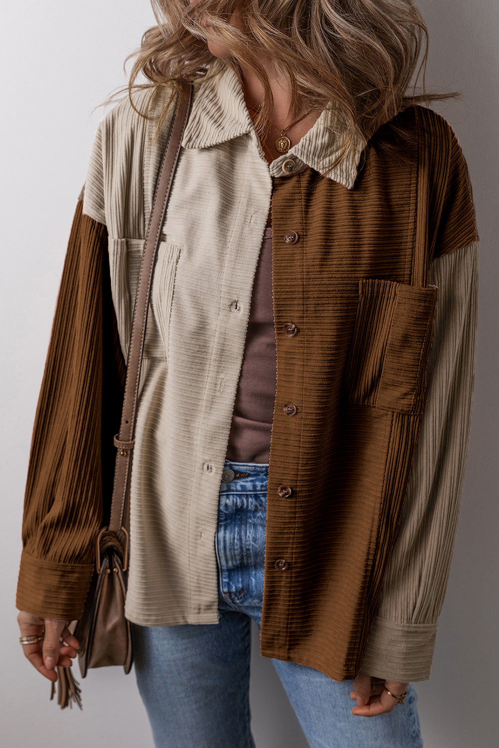 Côte velvet jacket buttoned with chest pockets in brown color