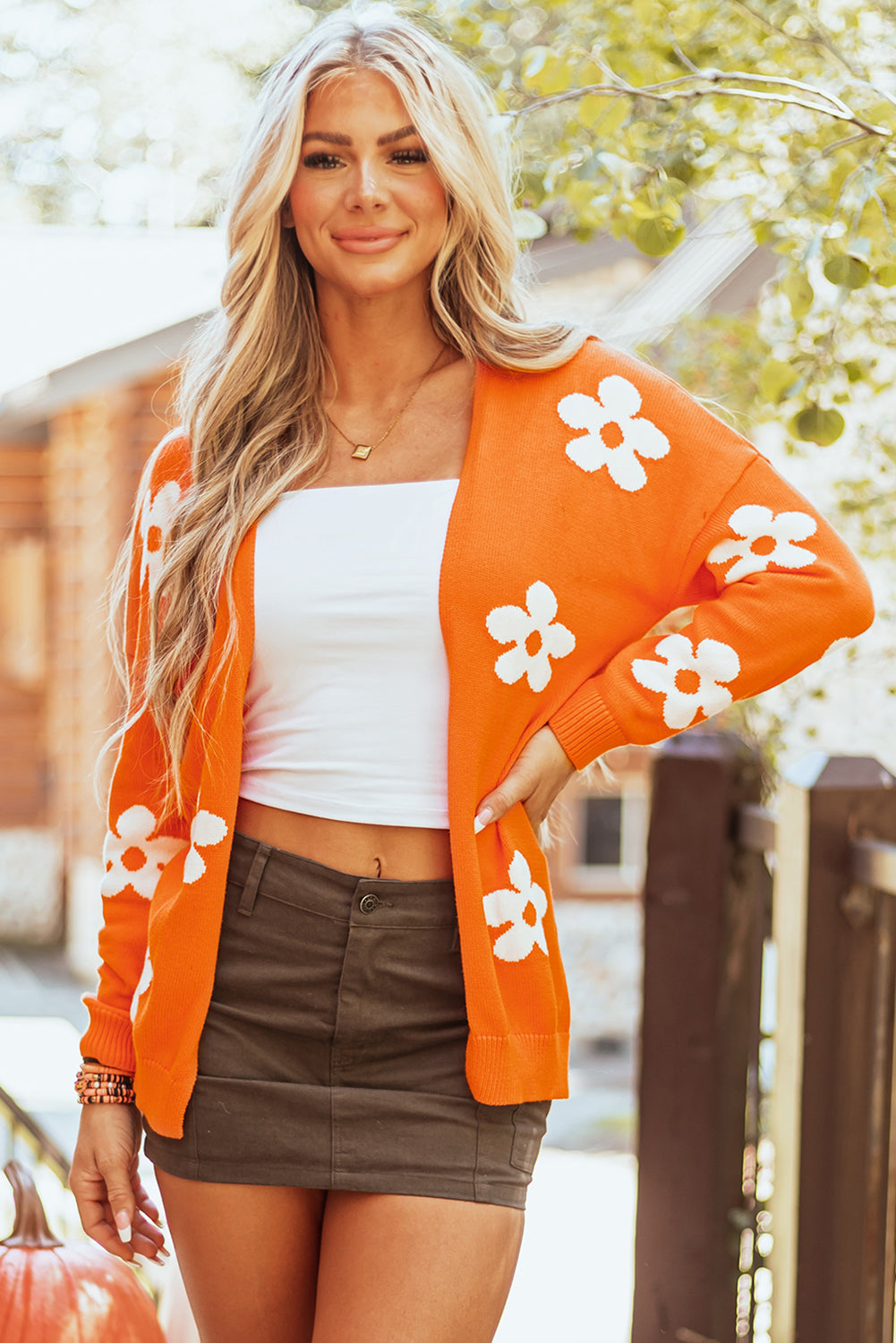 Cardigan ample tricoté à imprimé floral orange, ouvert sur le devant