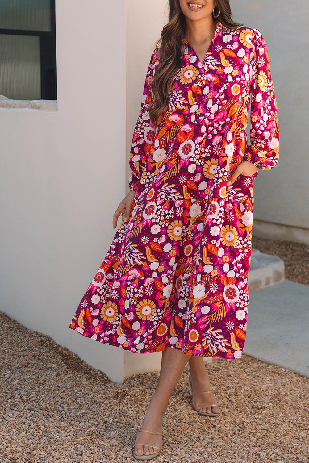 Robe longue fluide à plusieurs niveaux et col violet