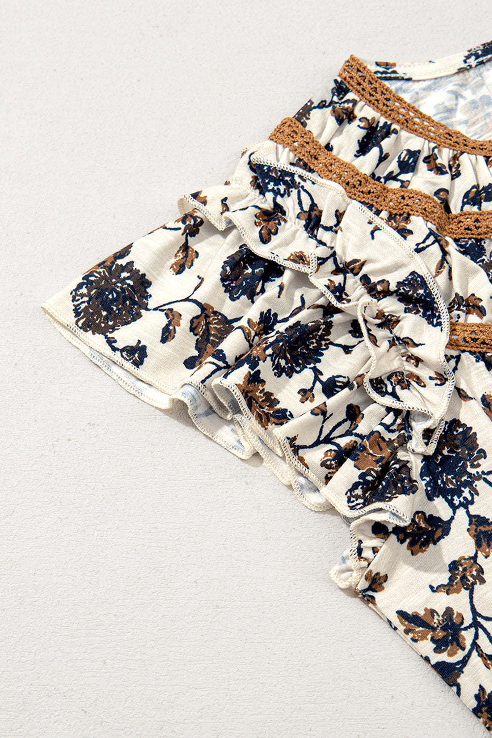 Blusa blanca con volantes y flores con cordones *