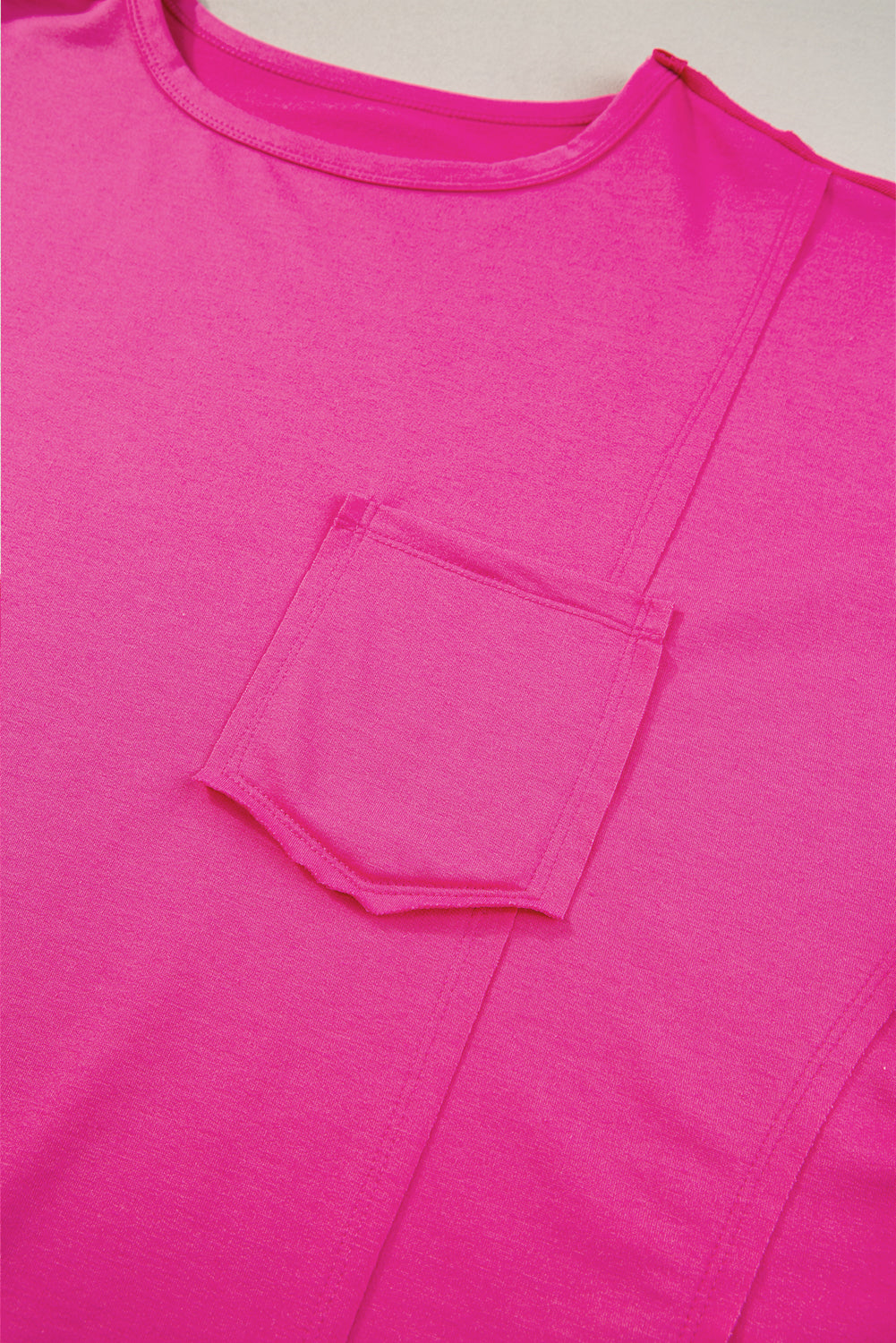 Camiseta de gran tamaño en rosa brillante con bolsillo chapado y costuras aparentes