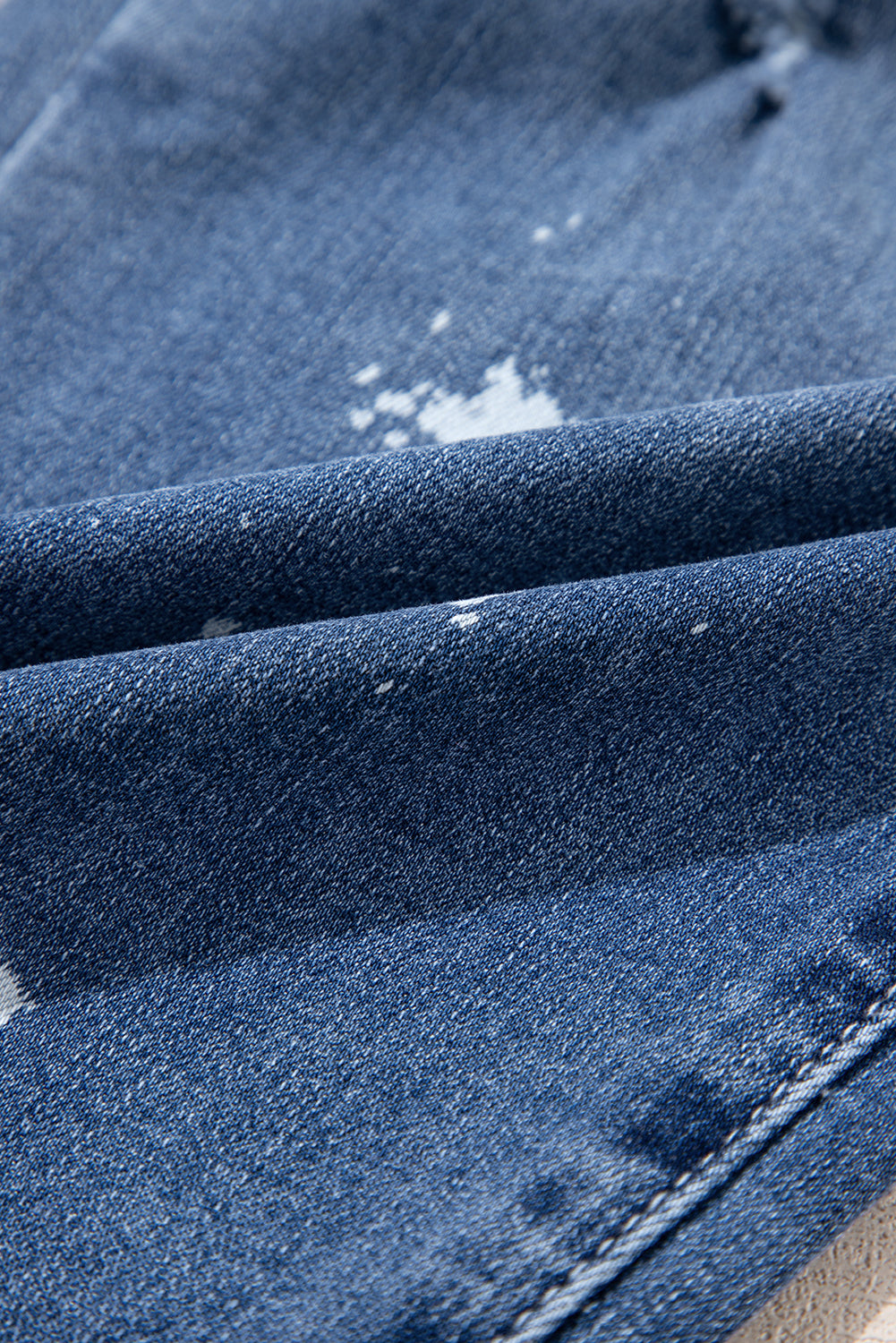 Jean droit court bleu déchiré avec éclaboussures de peinture et taille en corde *