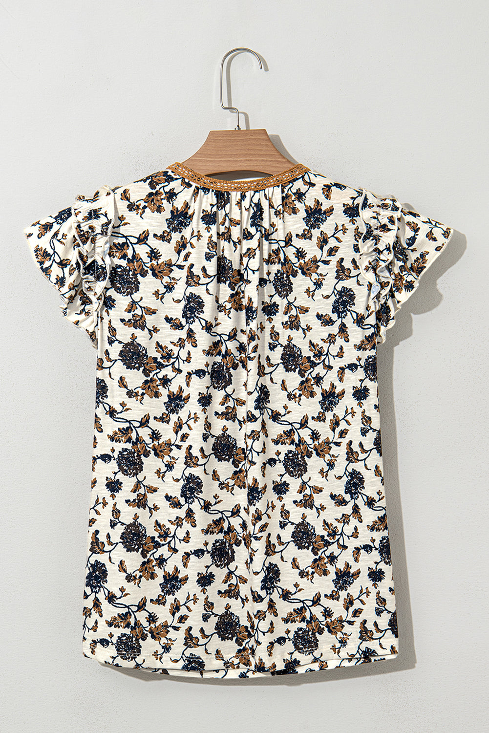 Blusa blanca con volantes y flores con cordones *
