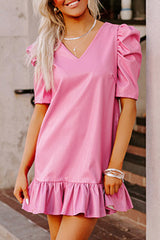 Mini-robe rose plissée à manches courtes et col en V avec ourlet à volants