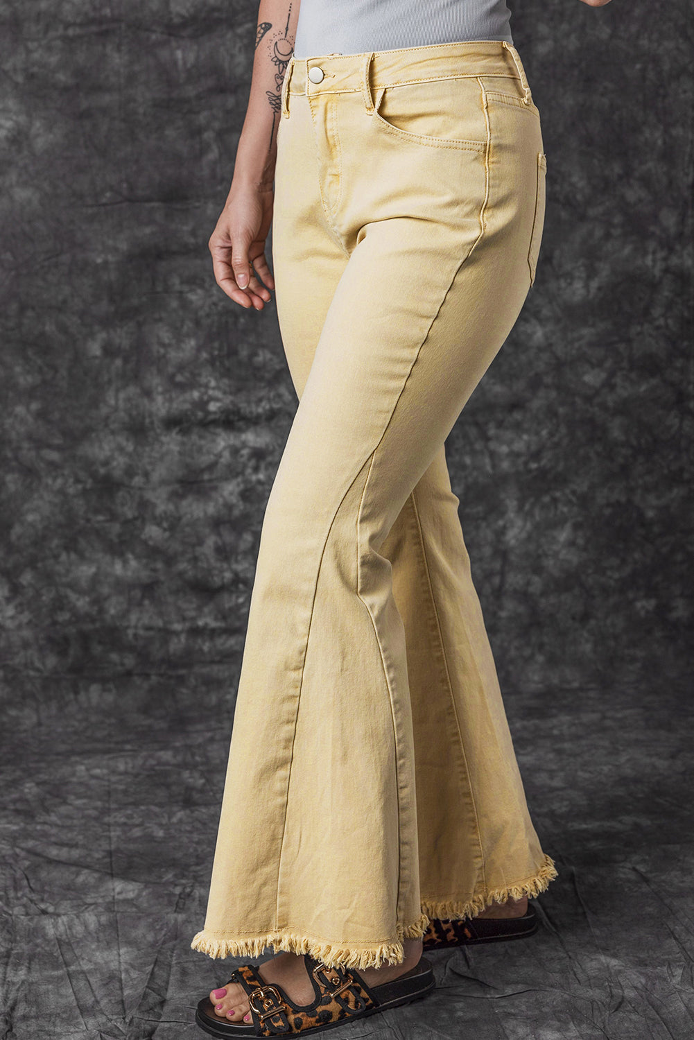 Khaki flared jeans with raw edges, medium size
