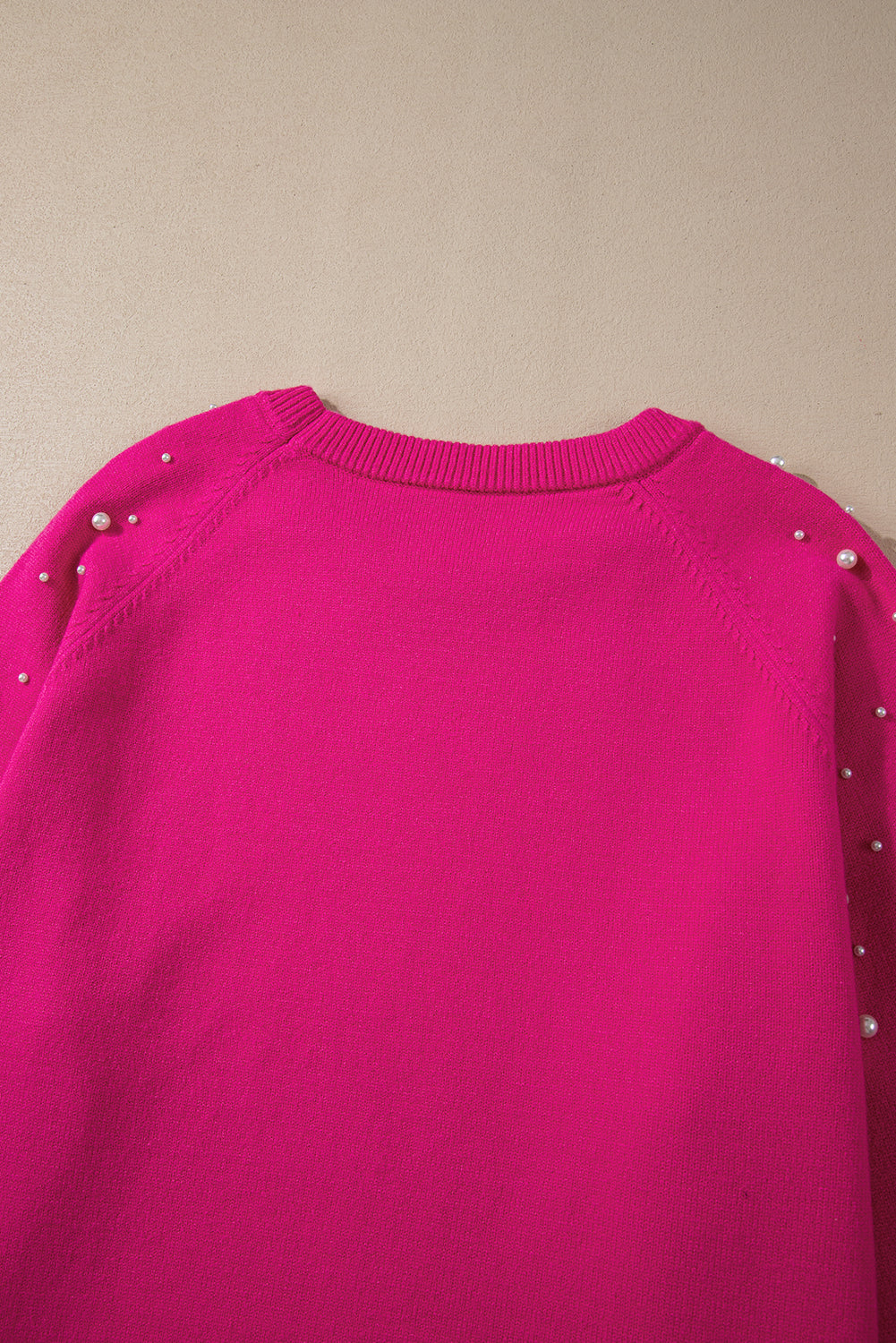 Pull grande taille à manches raglan et décor perlé rose fraise