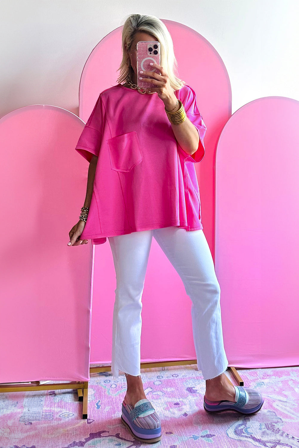 Camiseta de gran tamaño en rosa brillante con bolsillo chapado y costuras aparentes
