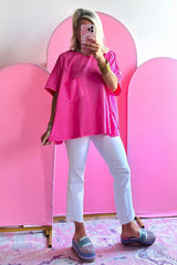 Camiseta de gran tamaño en rosa brillante con bolsillo chapado y costuras aparentes