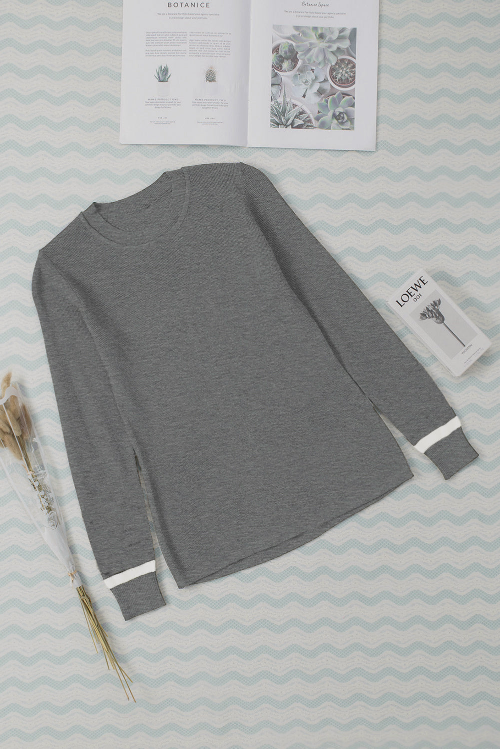 Medium gray sweater with long sleeves and round neck with ribbed border