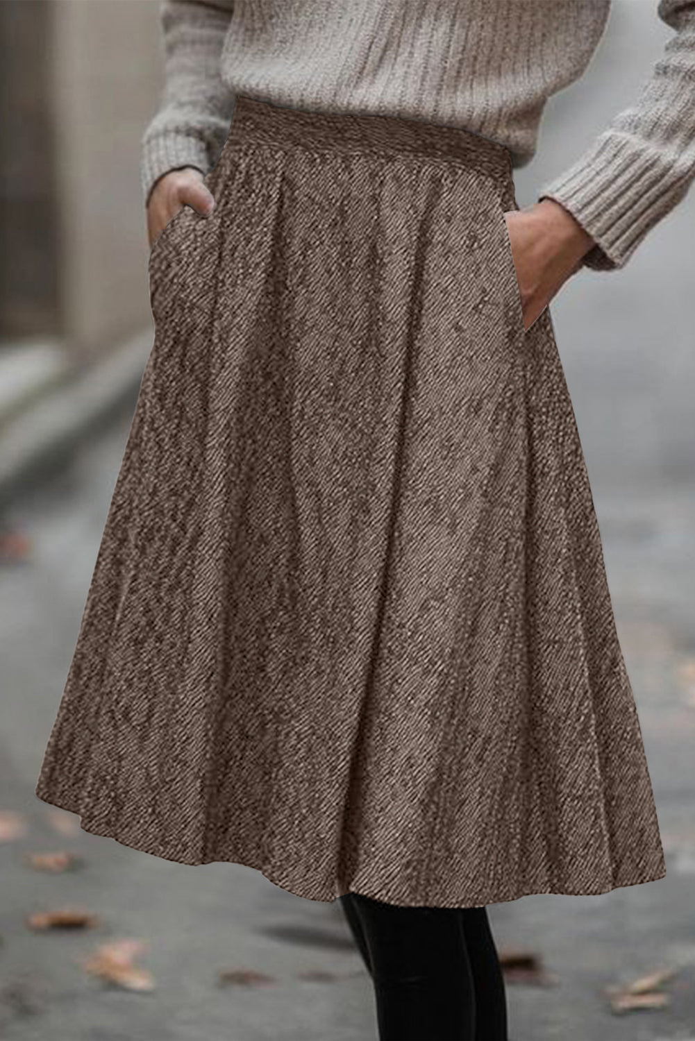 Jupe midi texturée à plis et poches, marron ou gris foncé