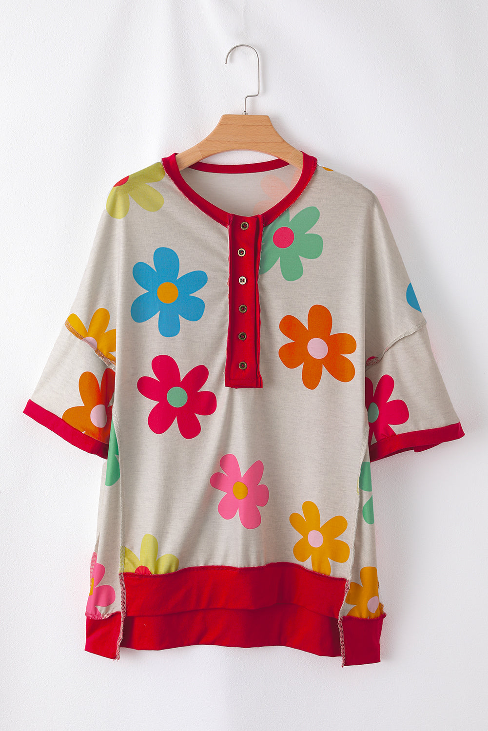 T-shirt with drooping shoulders and contrasting border with pink floral eyelets