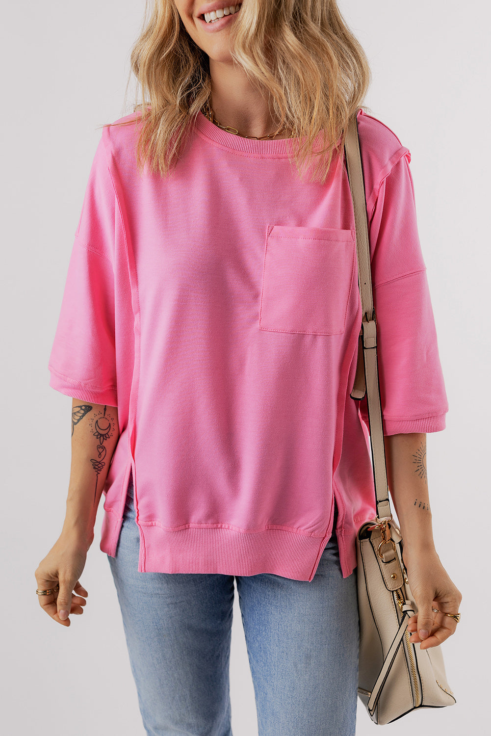 T-shirt split with chest pocket and exposed candy