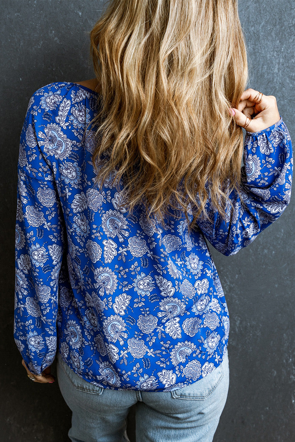 Chemisier bleu à manches longues et col en V cranté à fleurs-A WOMAN WE LOVE