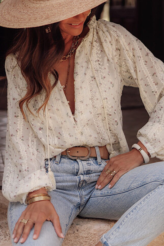 Red shirt with lace boules embroidered with flowers