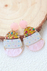 Boucles d'oreilles pendantes roses en forme d'œuf de Pâques imprimées-A WOMAN WE LOVE