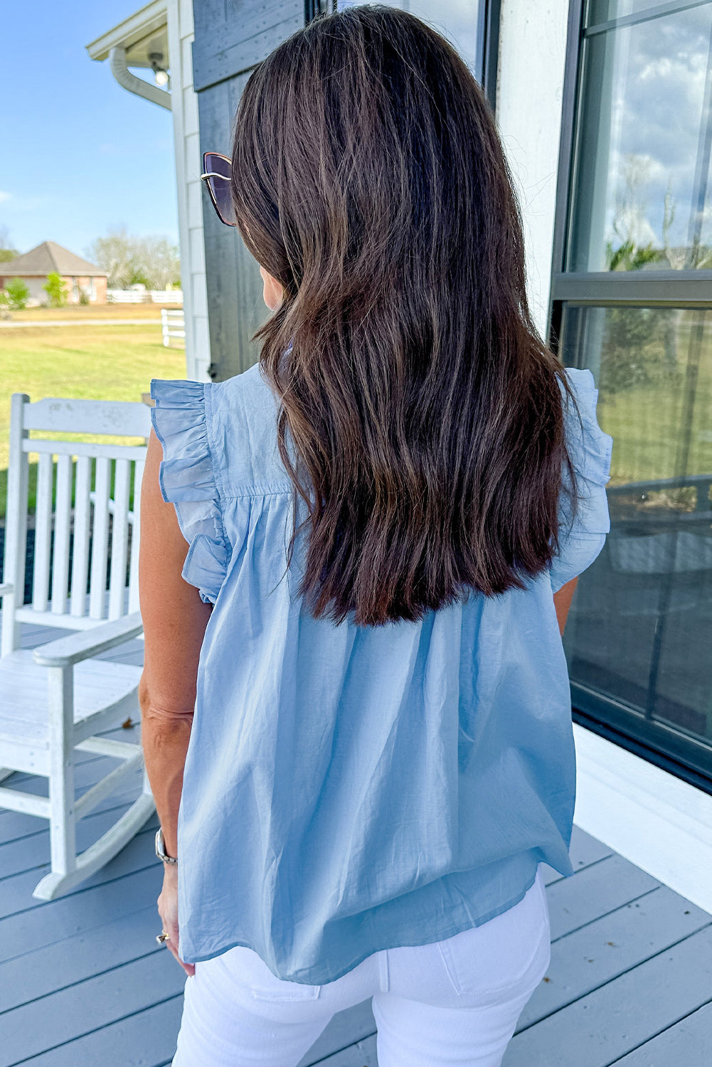 Chemise sans manches à volants et bordure Ric Rac bleu ciel-A WOMAN WE LOVE