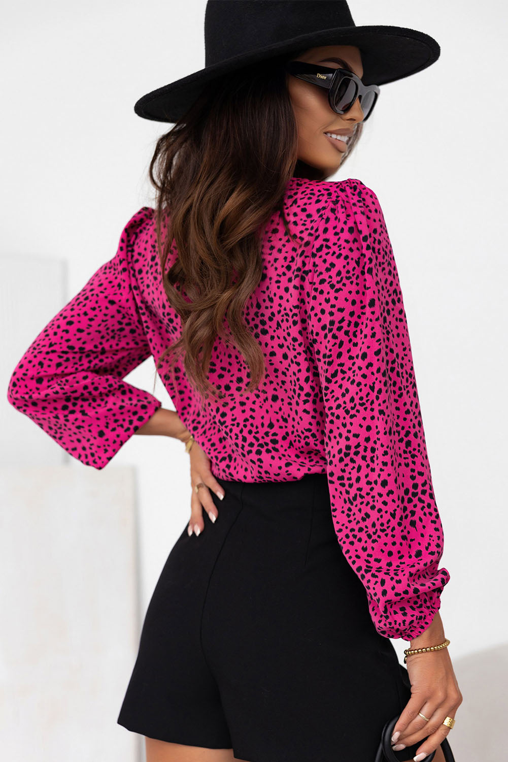 Blouse plissée à imprimé léopard rose avec trou de serrure-A WOMAN WE LOVE