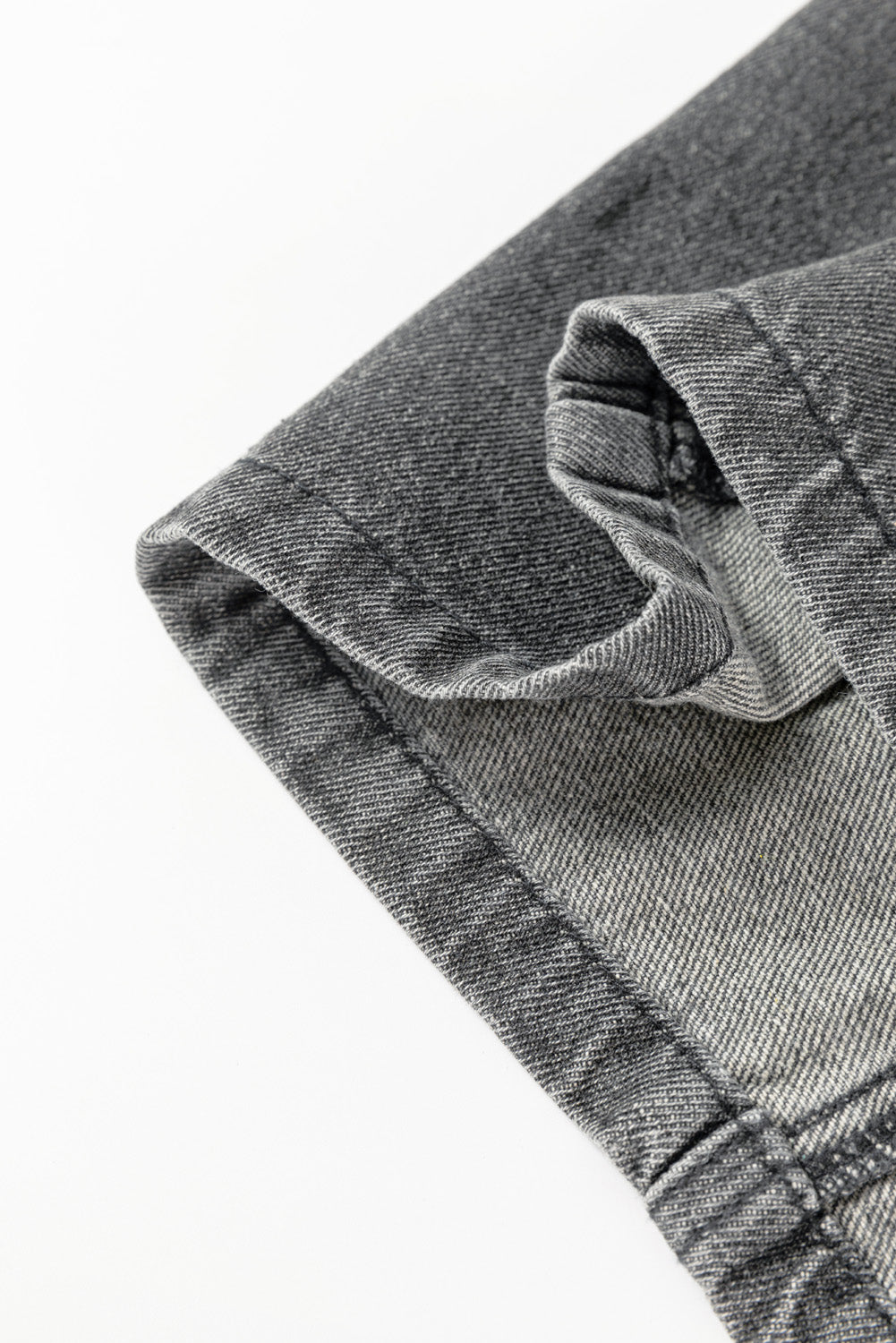 Mini-robe en jean gris moyen à larges bretelles boutonnées avec poches sur le devant