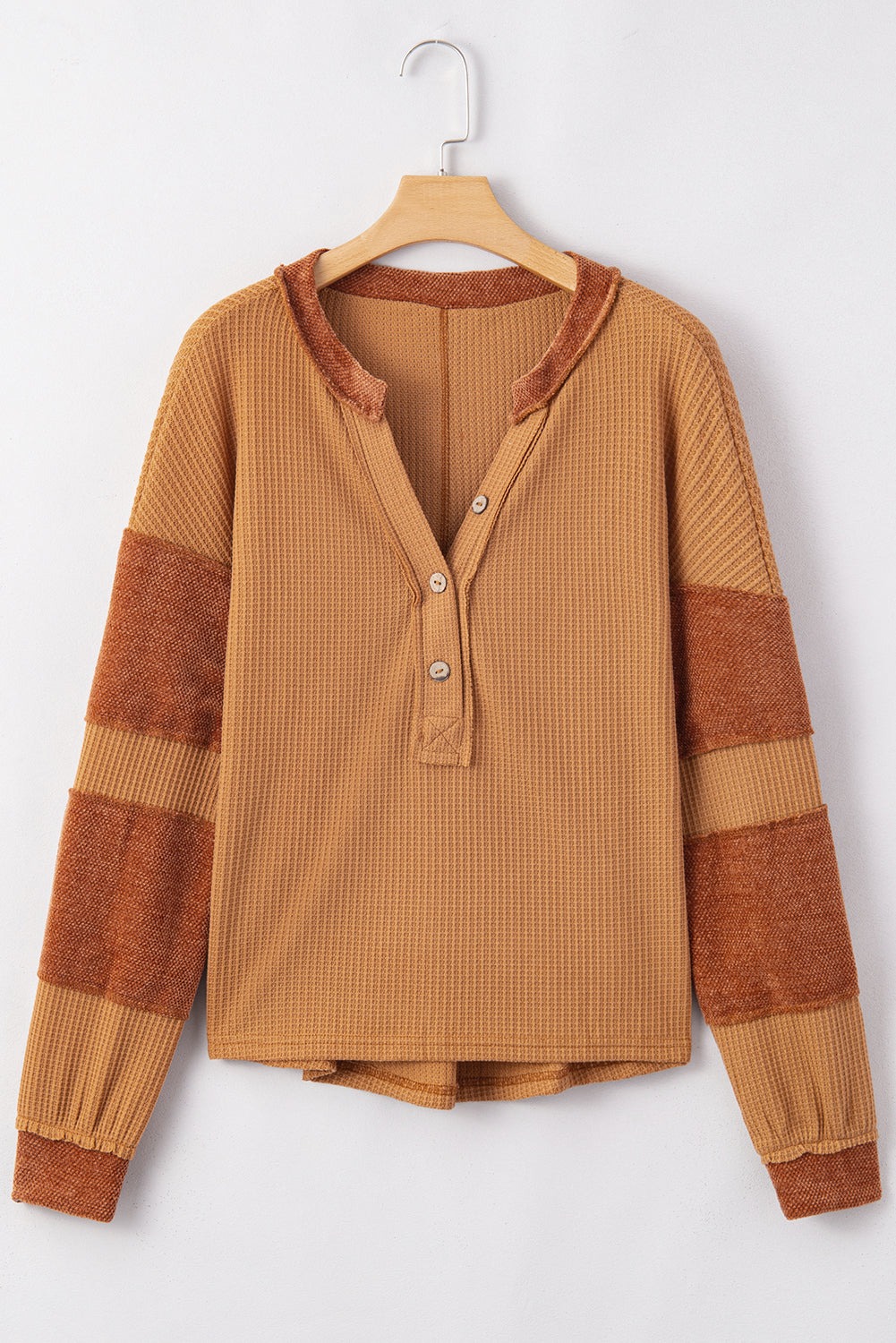 Orangekontrastgeflickter exponierter Naht Waffel Strick Henley Top