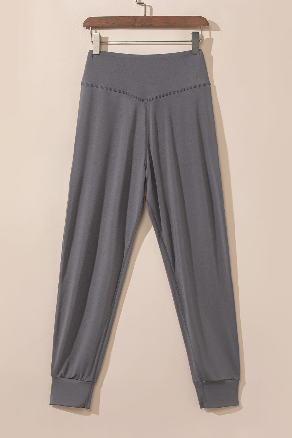 High waisted jogging pants with pockets and exposed seams in medium gray